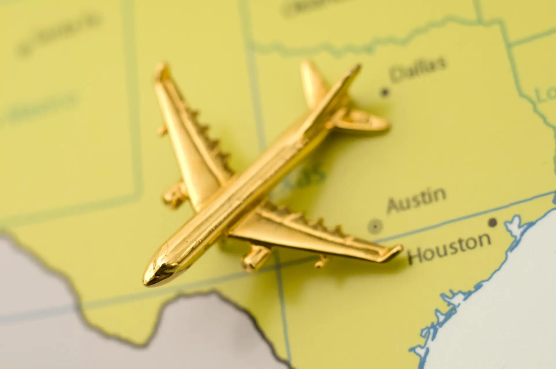 1685708614_1685051328_dreamstime_m_9771842-Plane-Traveling-Over-Texas,-Map-in-Yellow—Image