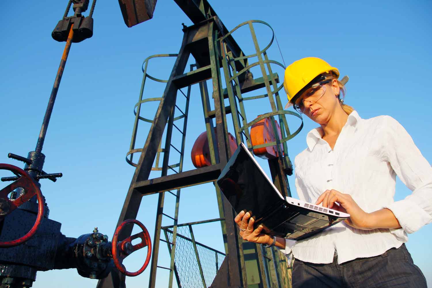 dreamstime_m_26898353-Businesswoman-with-a-notebook-in-an-oilfield—Image